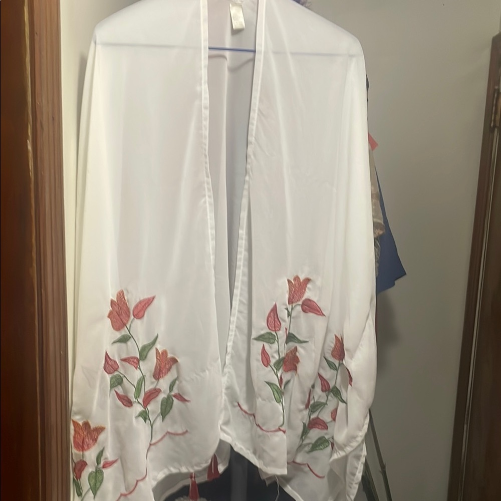 Chic White Kimono with Floral Embroidery